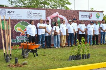 Autoridades, estudiantes y niños participan en la Jornada de Reforestación 2026 de la UJAT