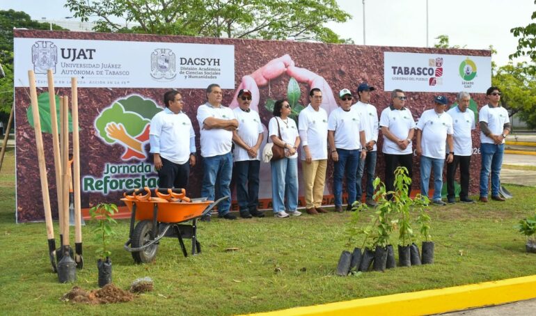 Autoridades, estudiantes y niños participan en la Jornada de Reforestación 2026 de la UJAT