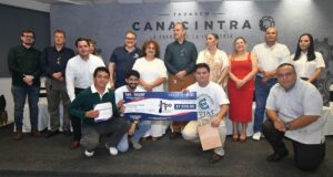 Estudiantes de Ingeniería en Nanotecnología de la UJAT con el proyecto NanoSintech, ganador del primer lugar de Industria y Manufactura.
