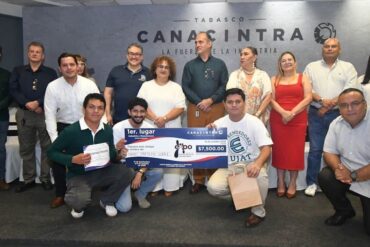 Estudiantes de Ingeniería en Nanotecnología de la UJAT con el proyecto NanoSintech, ganador del primer lugar de Industria y Manufactura.