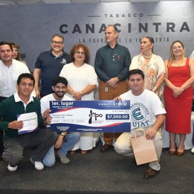 Estudiantes de Ingeniería en Nanotecnología de la UJAT con el proyecto NanoSintech, ganador del primer lugar de Industria y Manufactura.