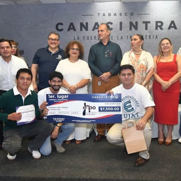 Estudiantes de Ingeniería en Nanotecnología de la UJAT con el proyecto NanoSintech, ganador del primer lugar de Industria y Manufactura.