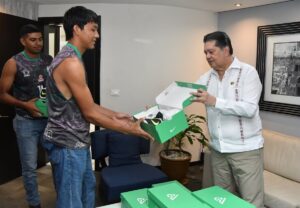 Entrega de 12 pares de tenis a la selección de voleibol varonil de la Universidad Juárez Autónoma de Tabasco.