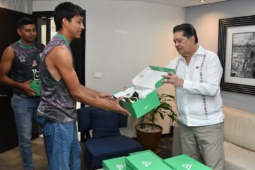 Entrega de 12 pares de tenis a la selección de voleibol varonil de la Universidad Juárez Autónoma de Tabasco.