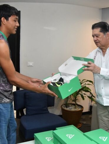 Entrega de 12 pares de tenis a la selección de voleibol varonil de la Universidad Juárez Autónoma de Tabasco.