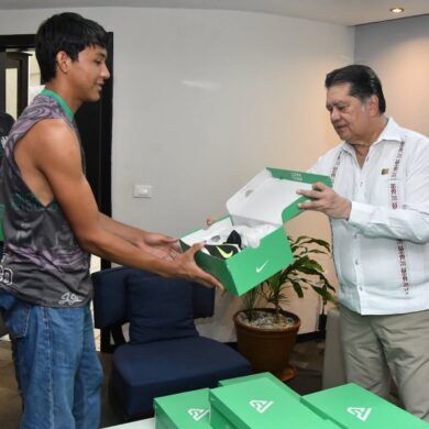 Entrega de 12 pares de tenis a la selección de voleibol varonil de la Universidad Juárez Autónoma de Tabasco.
