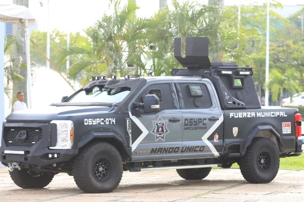Camioneta policial equipada con distintivos de Fuerza Municipal de Macuspana presentada en la entrega de seguridad.