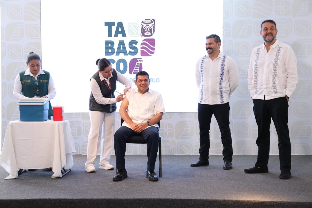 Personal de salud aplica la vacuna contra influenza al gobernador Javier May Rodríguez durante el arranque de la campaña de vacunación invernal 2026-2027 en Tabasco.