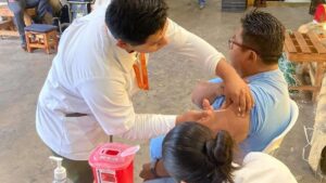Aplicación de vacuna contra influenza durante el inicio de la campaña invernal 2026-2027 en Tabasco.