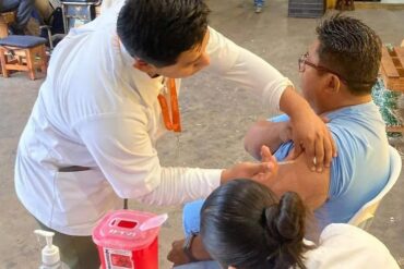Aplicación de vacuna contra influenza durante el inicio de la campaña invernal 2026-2027 en Tabasco.
