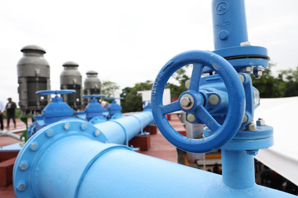 Válvula azul y tuberías de gran diámetro del nuevo sistema de rebombeo de agua potable en Comalcalco.