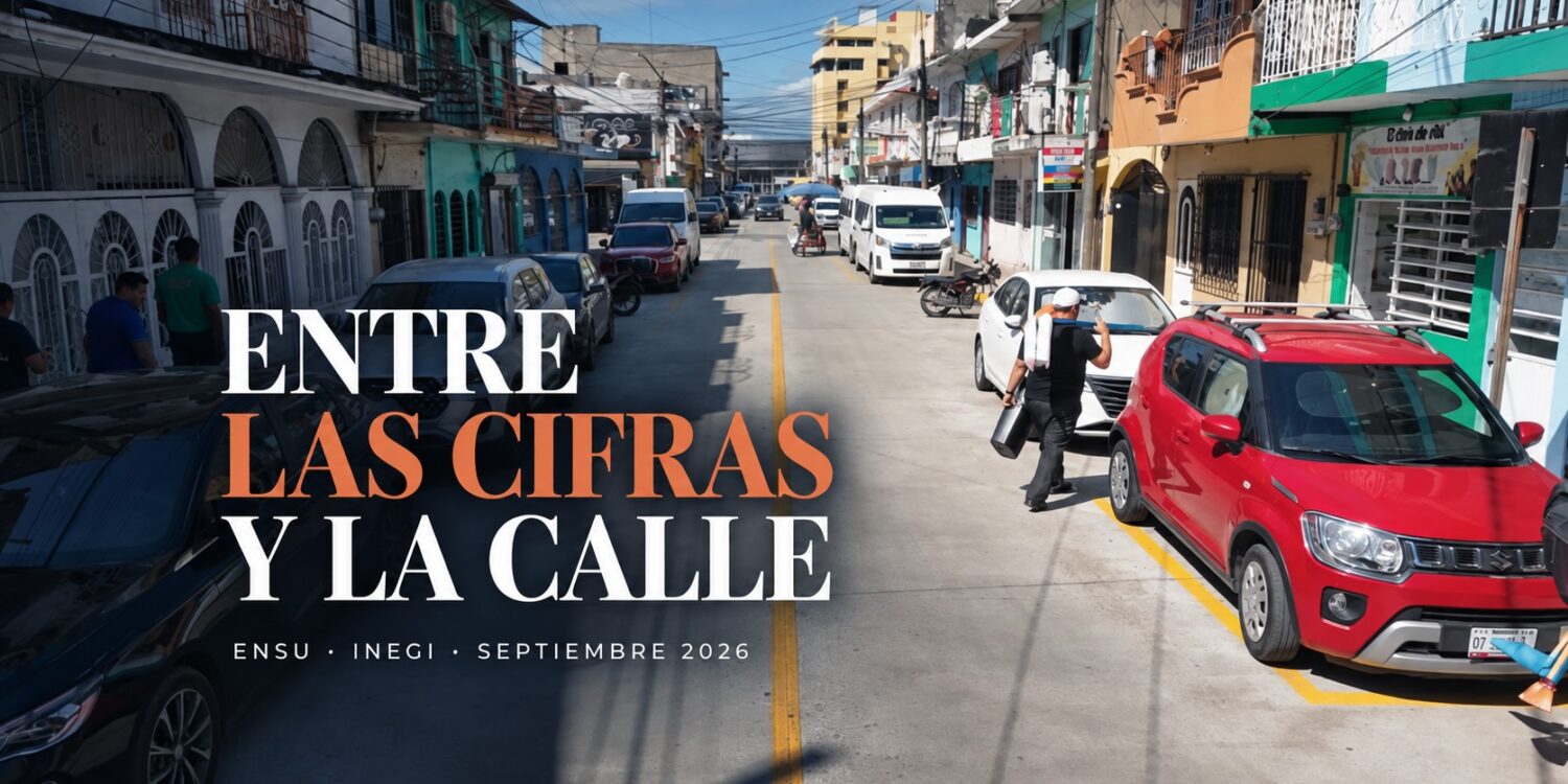 Calle de Villahermosa con autos estacionados, una línea amarilla al centro y gente caminando en un día soleado.