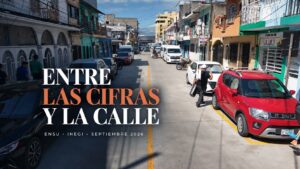 Calle de Villahermosa con autos estacionados, una línea amarilla al centro y gente caminando en un día soleado.