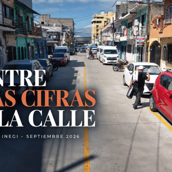 Calle de Villahermosa con autos estacionados, una línea amarilla al centro y gente caminando en un día soleado.