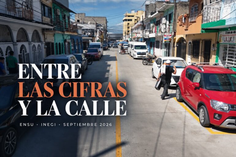 Calle de Villahermosa con autos estacionados, una línea amarilla al centro y gente caminando en un día soleado.