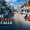 Calle de Villahermosa con autos estacionados, una línea amarilla al centro y gente caminando en un día soleado.