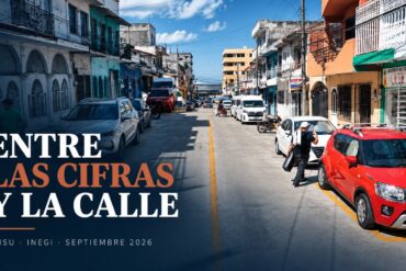Calle de Villahermosa con autos estacionados, una línea amarilla al centro y gente caminando en un día soleado.