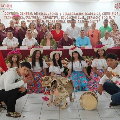 Autoridades de SETAB y DGETI durante la firma del convenio de vinculación académica y tecnológica en Tabasco.