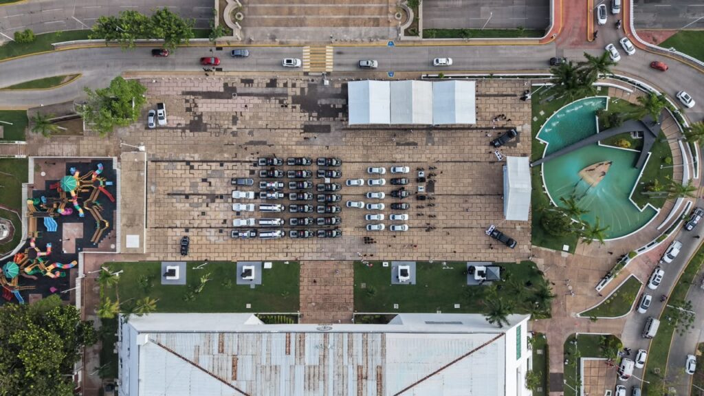 Fotografía aérea cenital de unidades policiales y motocicletas organizadas en la Plaza de la Revolución de Villahermosa.